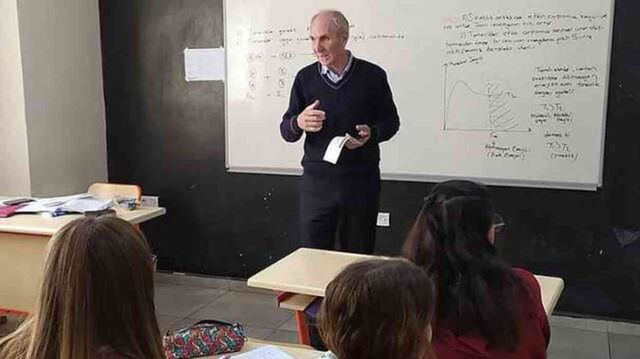 İstanbul'da okuldan atılan yabancı uyruklu öğrenci, okul müdürünü silahla vurdu