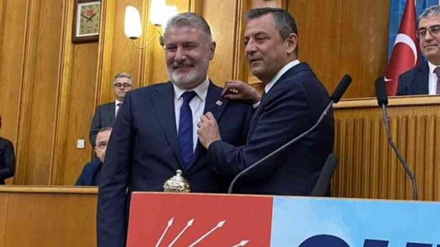 İYİ Parti'den istifa eden Bahadır Erdem, CHP'ye katıldı! Rozetini bizzat Özgür Özel taktı