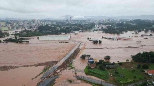 Brezilya'da sel felaketi tarihi boyuta ulaştı; Guaiba kenti 5 metre su altında