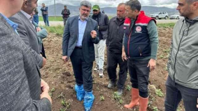 Milletvekili, çiftçinin tarlasını ayağında galoşla inceledi