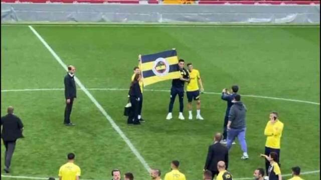 Fenerbahçeli futbolcular RAMS Park'ta bayrak açtı, olayların fitili ateşlendi