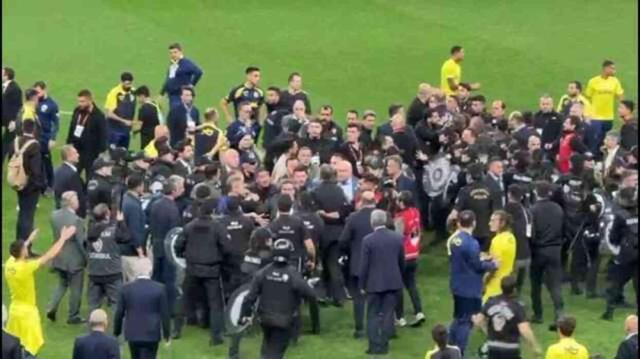 Fenerbahçeli futbolcular RAMS Park'ta bayrak açtı, olayların fitili ateşlendi