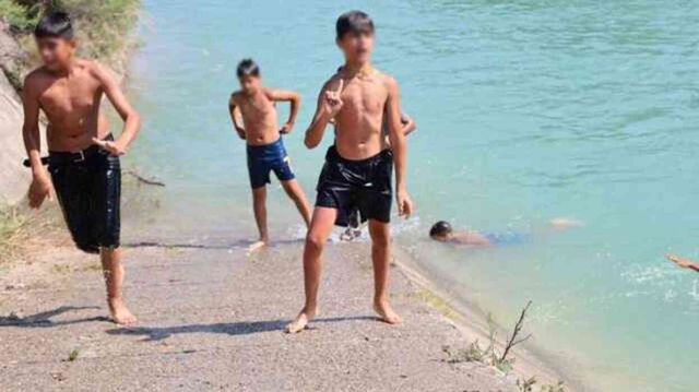 Dediğimi yap, yaptığımı yapma! Kanalda yüzen çocuklar, yüzme bilmeyeni boğulmasın diye dövüyor