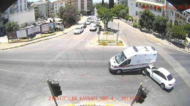 Hastaneye yetişmeye çalışan ambulansın kaza anı kamerada