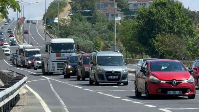 Tatilciler yollara düştü! İstanbul trafiği kilitlendi