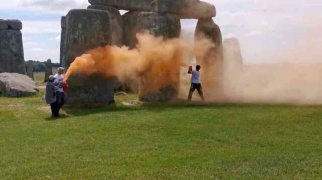 İklim aktivistleri İngiltere'deki Stonehenge'i turuncuya boyadı