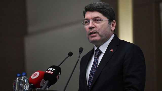 Bakanlık harekete geçti! Türk bayrağına küstah saldırı cezasız kalmayacak