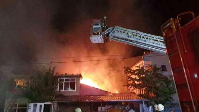 Kayseri'de mide bulandıran olay! Suriye uyruklu kişi küçük çocuğu taciz etti, öfkeli kalabalık iş yerlerini ateşe verdi