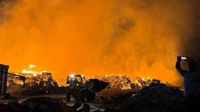 Kağıt fabrikası alev alev yanıyor! Kontrol altına alınan yangın yeniden başladı