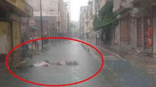 Yoldan geçen iki kişinin elektrik akımına kapılarak hayatını kaybettiği anların görüntüsü ortaya çıktı