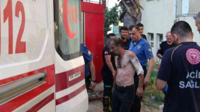 Evini alev alev yakıp jiletle kendisine zarar verdi! Öfkeli komşular linç etmek istedi