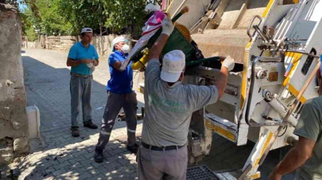 Kötü koku mahallelinin kabusu oldu! İhbar edilen evden 7 kamyon çöp çıkarıldı