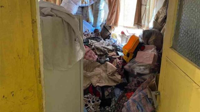 Kötü koku mahallelinin kabusu oldu! İhbar edilen evden 7 kamyon çöp çıkarıldı