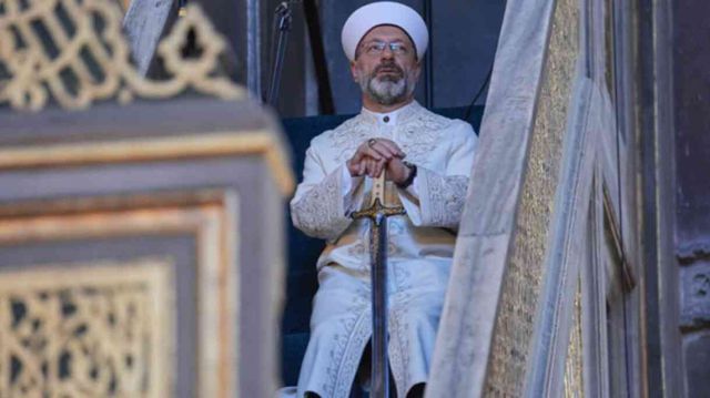 Ayasofya'nın minberine kılıçla çıkan Erbaş, İsrail'e meydan okudu: Zalimler mutlaka yenileceklerdir