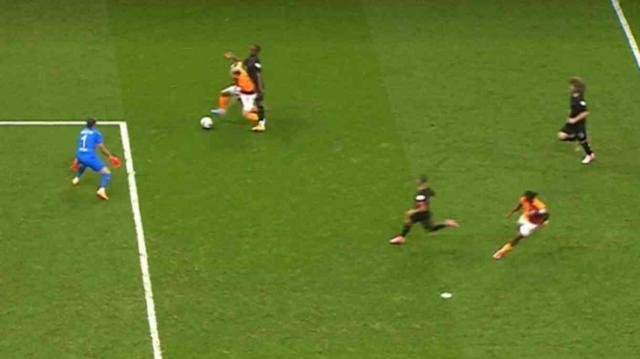 Penaltı mı değil mi? Ünlü hekem ve yorumcular Icardi'nin pozisyonunda aynı yönde görüş belirtti