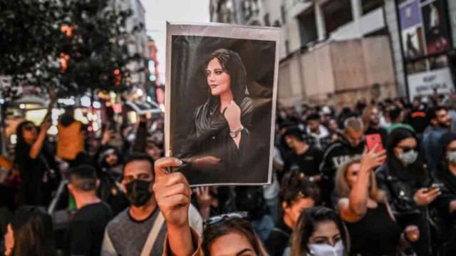 Başörtüsü yasasını ihlal eden kadın, polis tarafından sırtından vuruldu