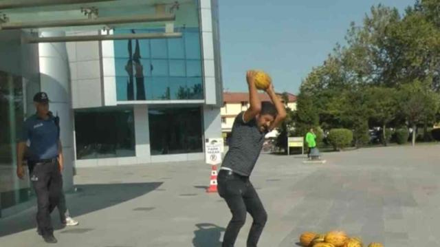 Mallarına el konulan çiftçiden belediye önünde eylem! Apar topar gözaltına aldılar