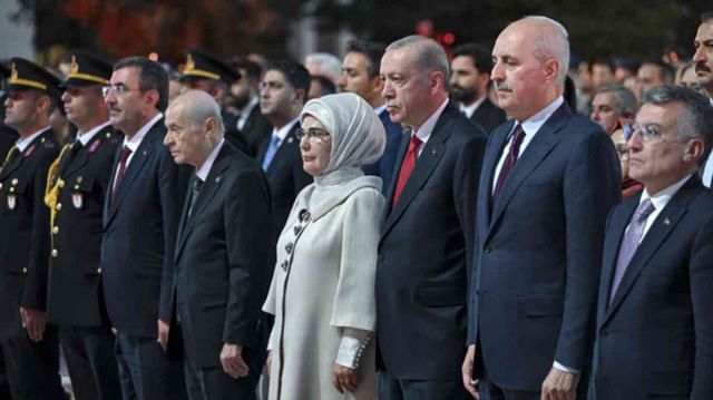 Emine Erdoğan'ın '30 Ağustos' şıklığı