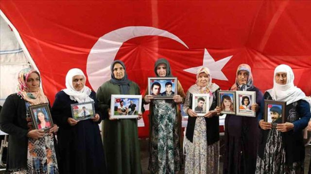 Ömer Çelik'ten Diyarbakır Anneleri'ne destek: Kürt çocuklarını terörün emrinde emperyalist projelerin lejyoneri yapmaya çalışanlara inat...