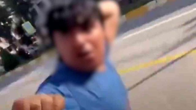 Etkileşim uğruna öksüz çocuğu sokak ortasında darbetti!