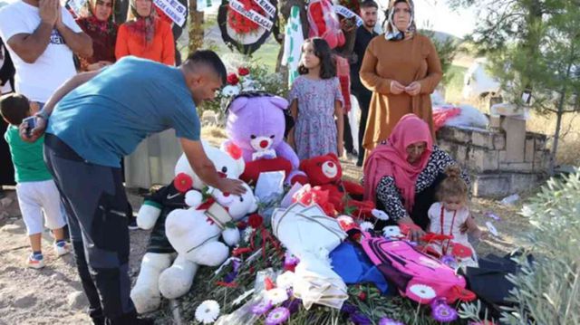 Narin'in mezarına koyulan gelinlik ve duvak tepki çekmişti! Tek tek kaldırıp oyuncak ve önlük koydu