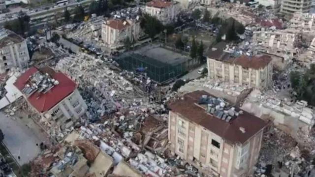 Depremde 526 kişinin ölümüne neden olan siteyle ilgili 7 sanığa dava açıldı