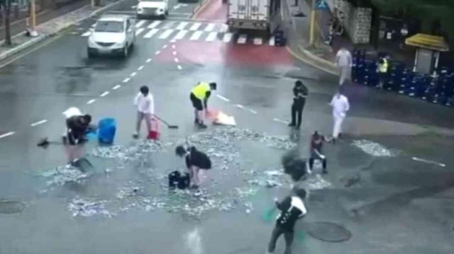 Binlercesi yola saçıldı, dayanışmaları göz yaşarttı