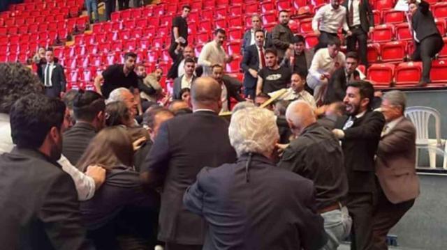 Barosu Genel Kurulu'nda yumruklar havada uçuştu