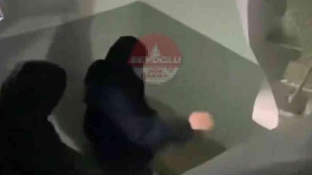 Ev sahibine yakalanan hırsızların garip halleri, alay konusu oldu