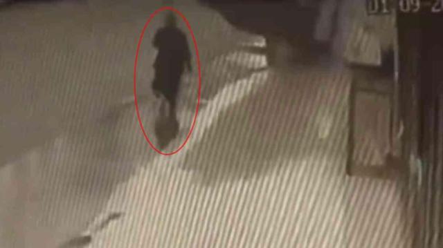 Yolda yürürken başına pano düşen kadın, hayatını kaybetti