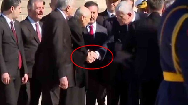 Müsavat Dervişoğlu kürsüden idam ipi fırlattığı Bahçeli ile tokalaştı
