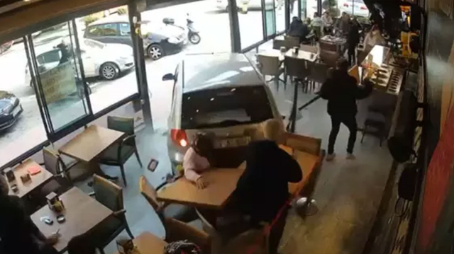 Ölümle burun buruna kaldı, telefonu ile görüntü çekmeye çalıştı