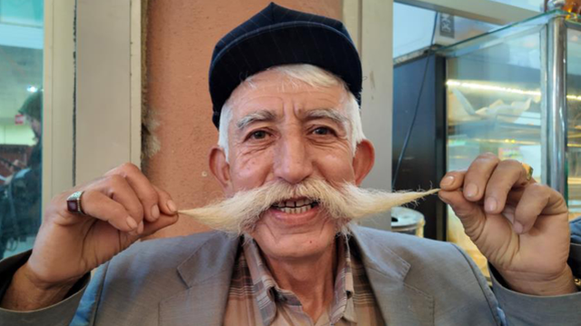 Beş yıldır uzattığı bıyıklarını gören fotoğraf çektiriyor