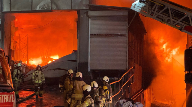 İstanbul Beylikdüzü'nde Fabrika Yangını Kontrol Altına Alınıyor