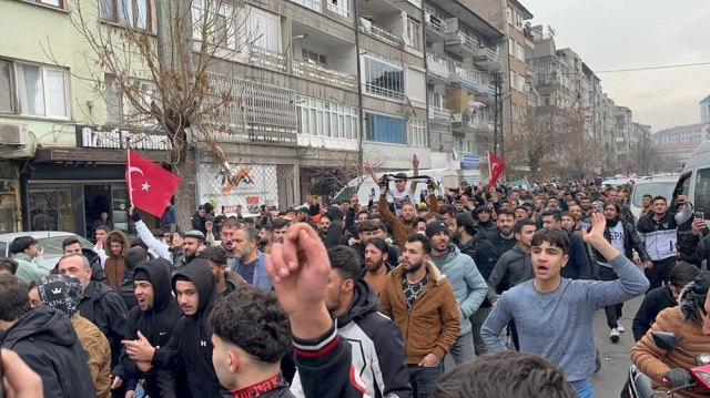 Esad Rejiminin Sonu: Suriyeliler Türkiye'de Kutlama Yaptı