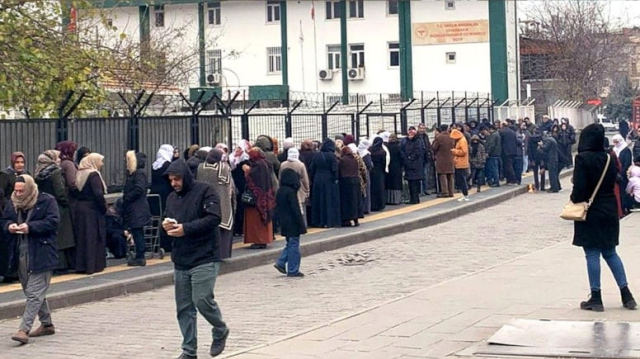 Dondurucu soğukta ucuz pirinç kuyruğu