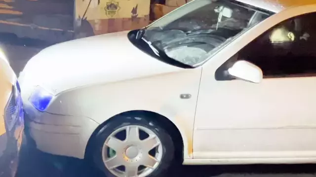 Seyir halindeyken sızan alkollü sürücüyü polis zorla uyandırdı