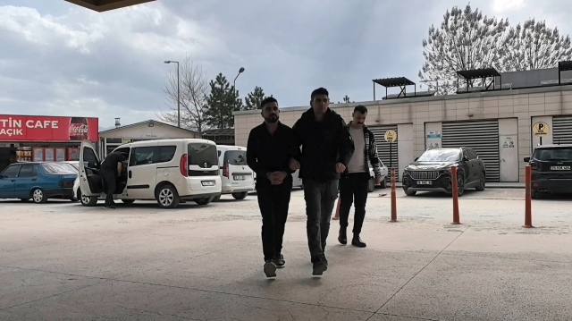 Kötü üslupla ekmek isteyen müşterisini vurdu