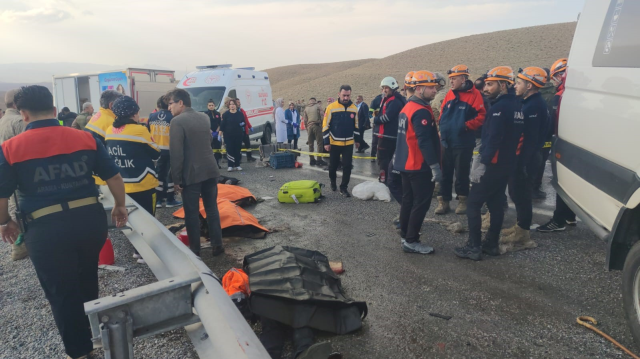 Van'da katliam gibi kaza: 6 ölü, 8 yaralı