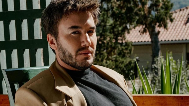 Mustafa Ceceli, mağaza açılışında sevenleriyle buluştu