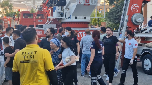 Diyarbakır'da 13 katlı apartmanda yangın: 2'si çocuk, 3 kişi hayatını kaybetti
