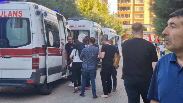Diyarbakır'da 13 katlı apartmanda yangın: 2'si çocuk, 3 kişi hayatını kaybetti
