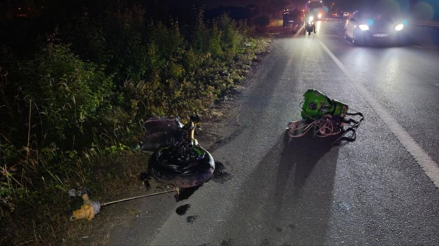 Farları yanmayan araç yarış yapan motosikletlere çarptı