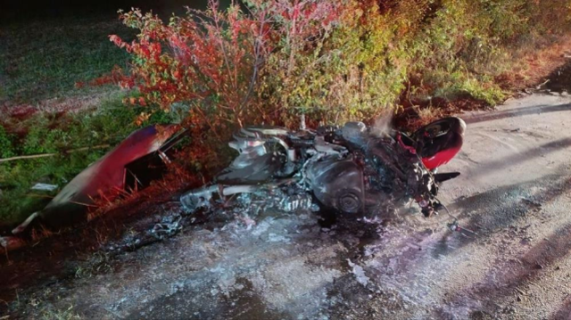Farları yanmayan araç yarış yapan motosikletlere çarptı