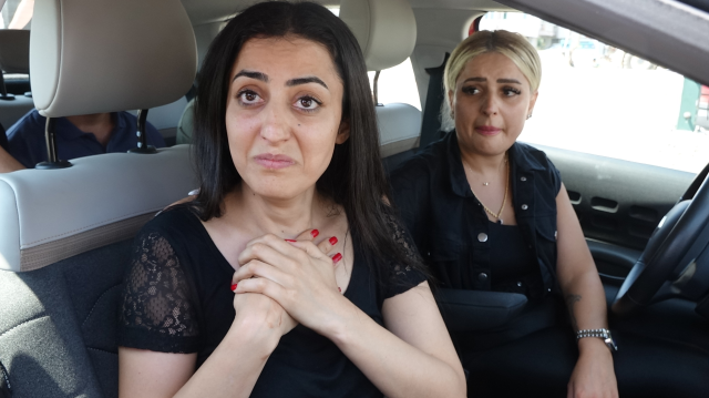 Acılı anne Çağla Öz (solda)