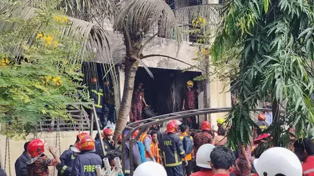 Bangladeş'in başkenti Dakka'da savaş uçağı okul kampüsüne düştü: En az 18 kişi hayatını kaybetti