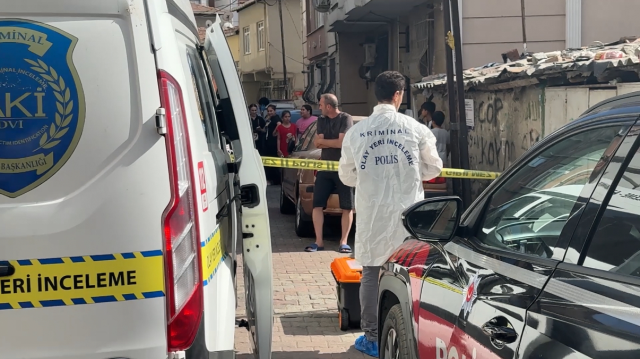 Kağıthane'de ev arkadaşını boğazını keserek öldürdü