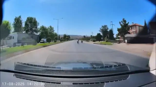 Motosikletlerin üzerine yatarak yarışan sürücüler