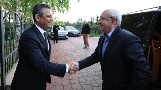 CHP'nin Kadıköy mitingi öncesi üst geçide 'Kılıçdaroğlu' pankartı asıldı