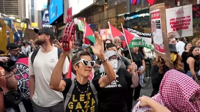 Binanın önünde toplanan protestocular